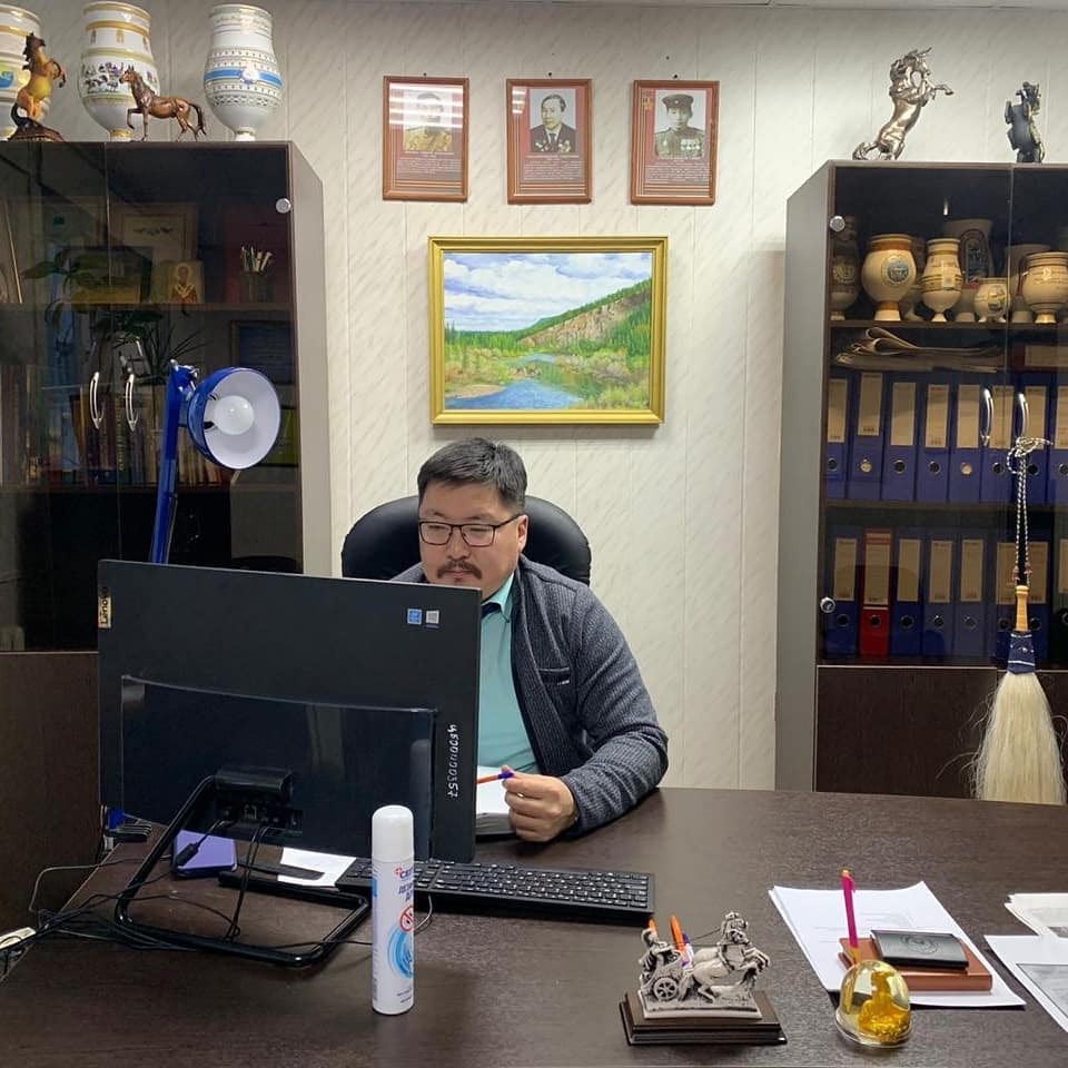 Мэр Вилюйска "убедительно" просит предпринимателей отправлять деньги на снежинки, гирлянды и фотозону на мобильный банк сотрудника