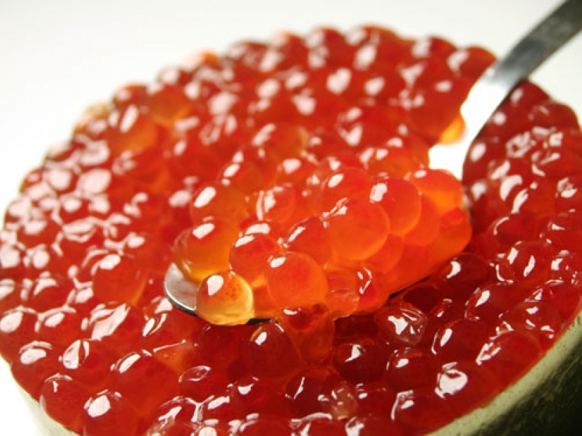 Осторожно, обман! В Якутске двое парней продают желейную имитацию под видом красной икры