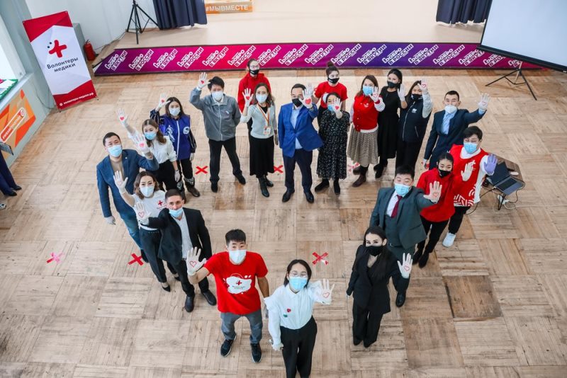 Айсен Николаев вручил Памятные медали и грамоты лучшим волонтёрам Якутии