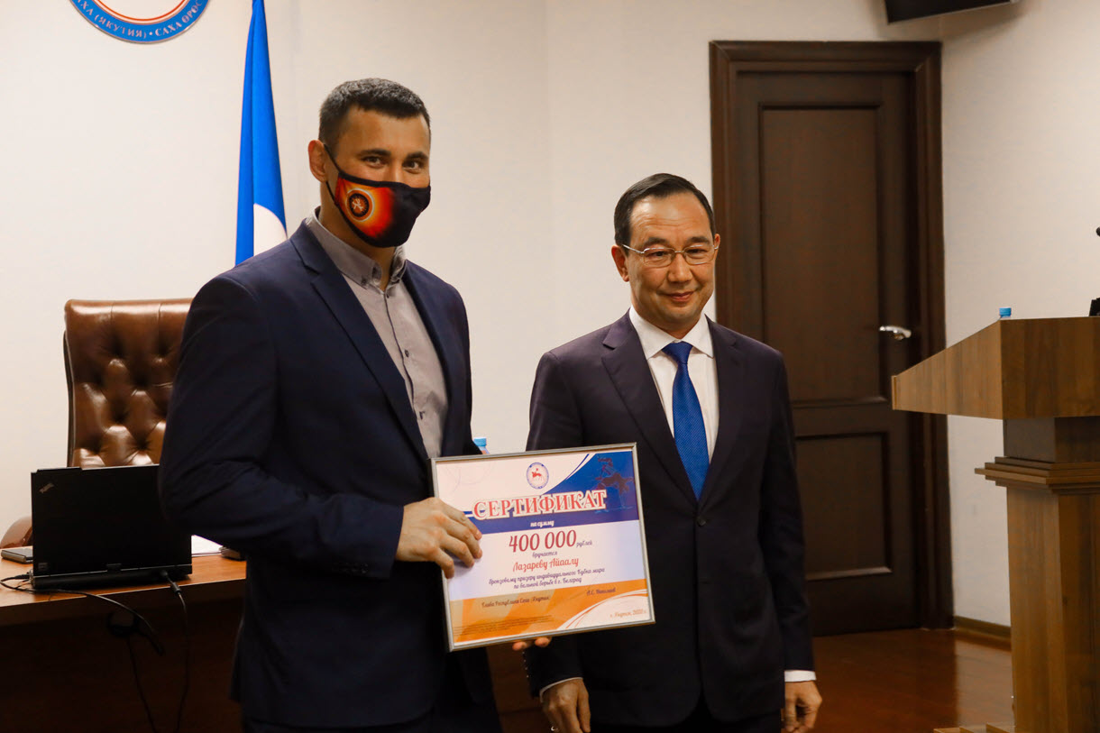 Айсен Николаев вручил денежные сертификаты Айаалу Лазареву