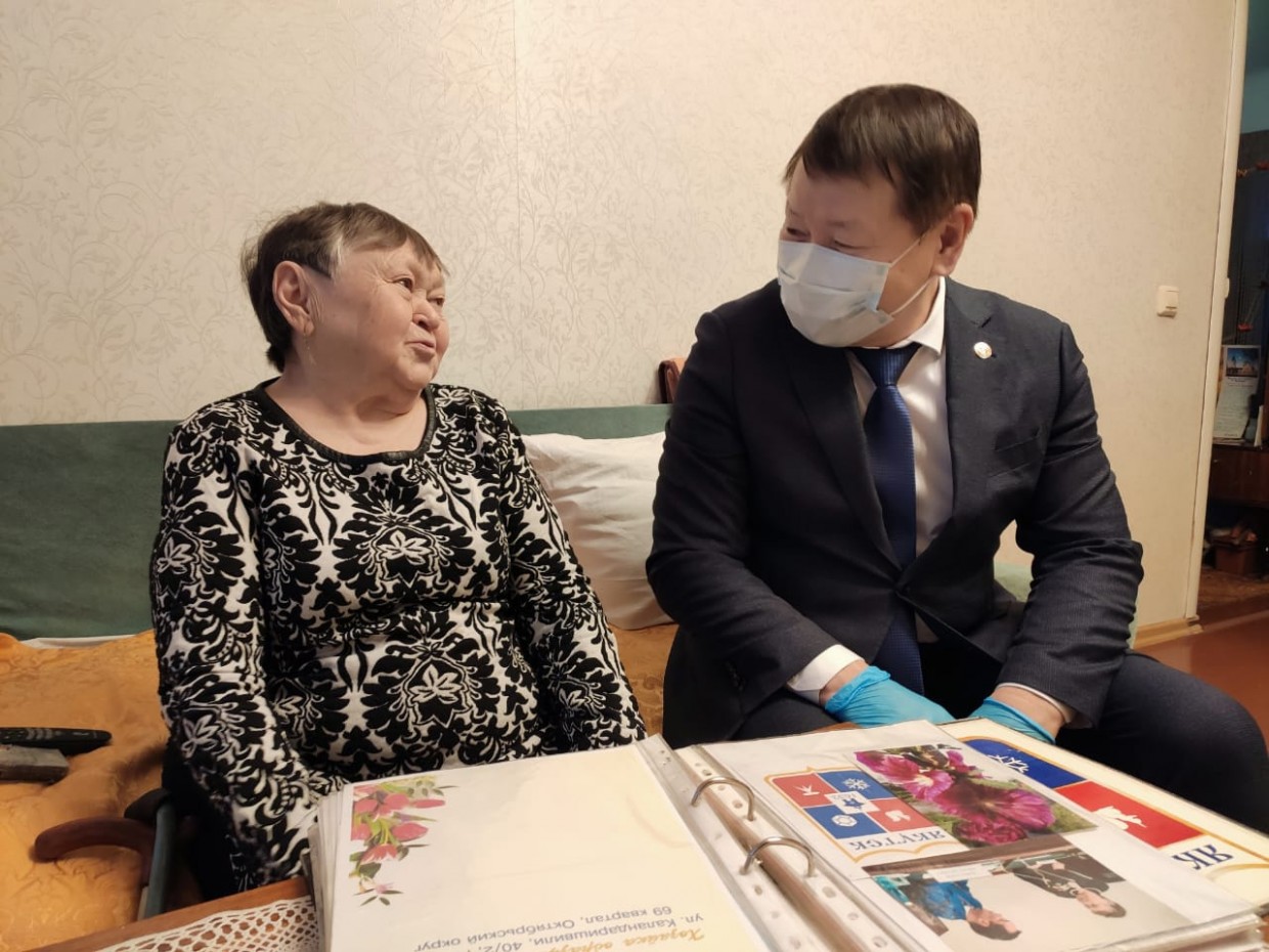 Новогоднее чудо. Пенсионерка Мария Банщикова получила подарок от главы Якутии и Алмазэргиэнбанка