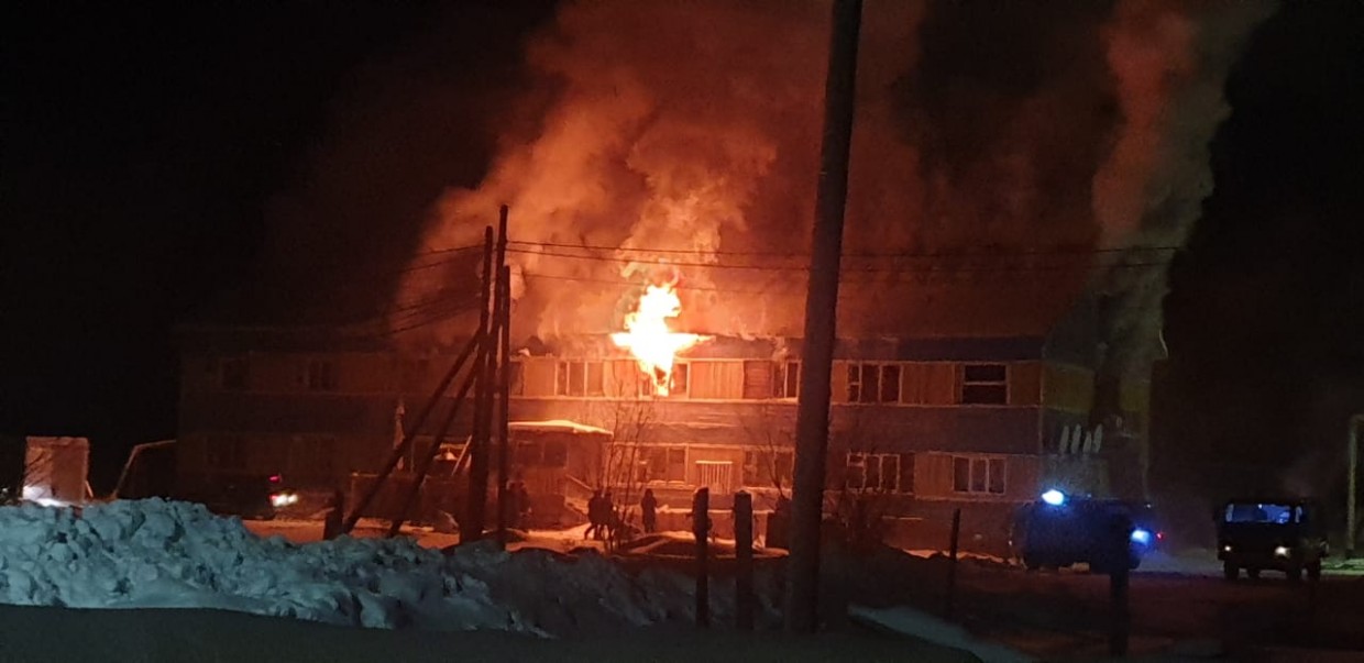 В Олекминске двухэтажное общежитие сгорело дотла