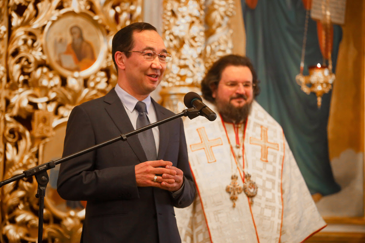 Айсен Николаев принял участие в Праздничной Рождественской литургии и поздравил якутян