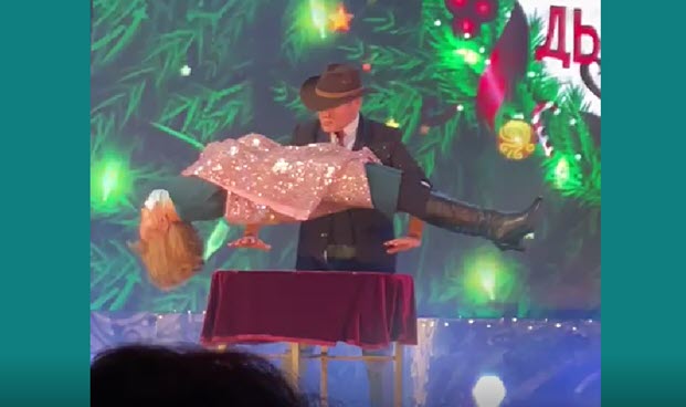 «Готовился к этому трюку год», - якутский иллюзионист Алексей Гольдеров поднял женщину в воздух