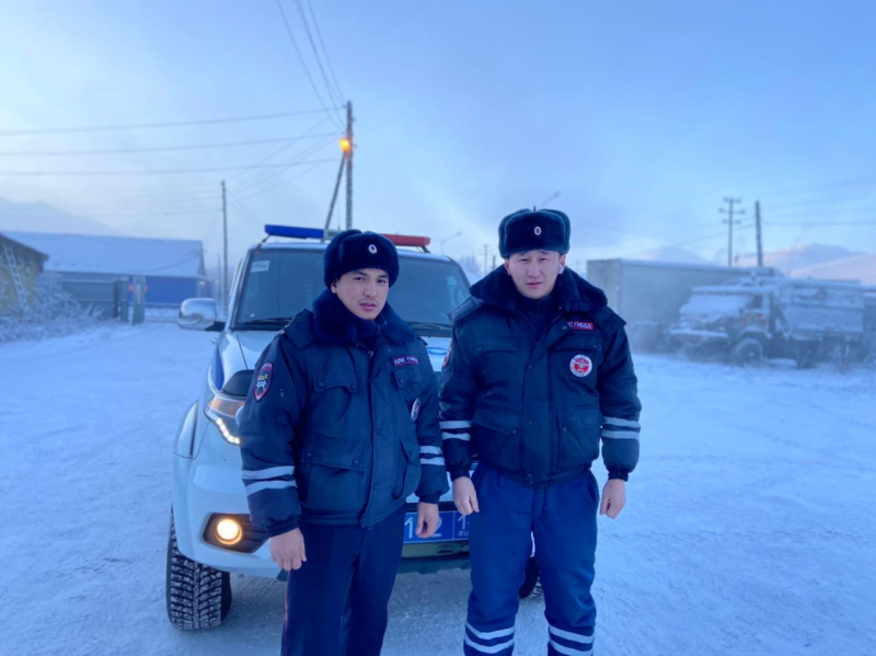 В Якутии на Полюсе Холода сотрудники ГИБДД оказали помощь водителю, попавшему в трудную ситуацию на трассе в -60 градусов
