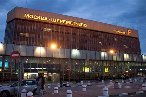 В аэропортах Москвы произошла массовая отмена рейсов перед Новым годом
