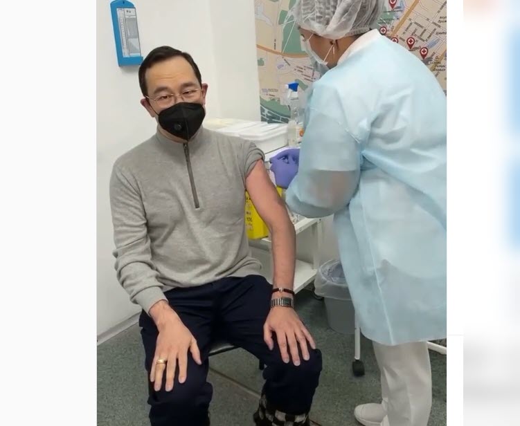 "Чувствую себя хорошо", - Айсен Николаев получил вакцину от COVID-19