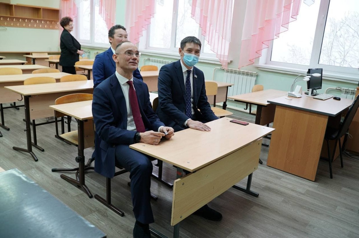 Дмитрий Глушко посетил родную школу в Якутске и рассказал об окуне, которого резали на уроке биологии