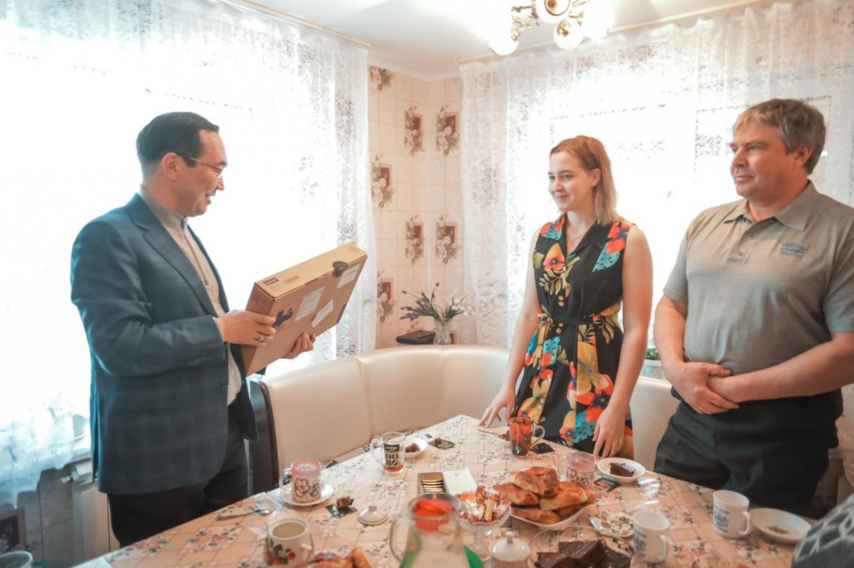 Айсен Николаев погостил у многодетной семьи Ворониных в Усть-Мае