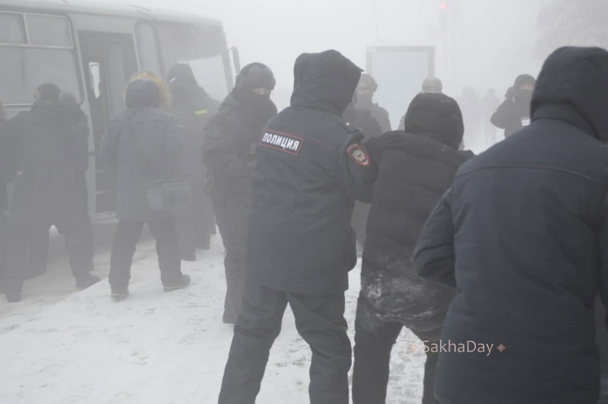 В Якутске во время прогулки в защиту Навального прошли задержания. Фоторепортаж
