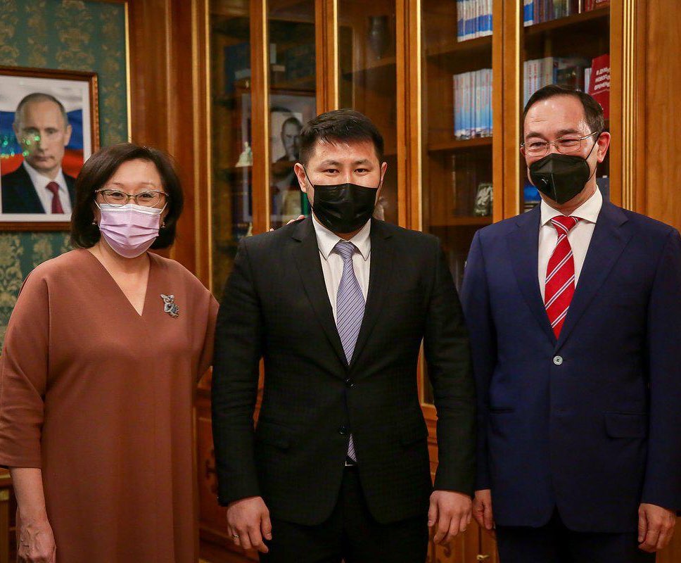 "Айсен Николаев и Сардана Авксентьева поддержали мое решение принять участие в выборах главы Якутска", - первый заммэра Якутска Евгений Григорьев