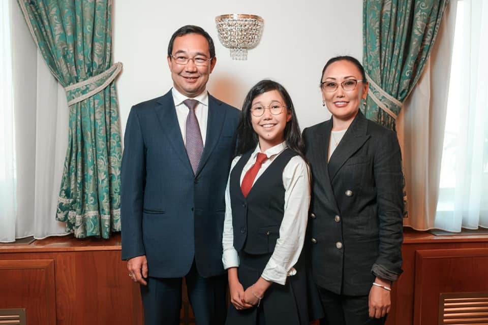 "Сегодня тебе уже 14 лет". Глава Якутии опубликовал видео выступлений дочери Айаны