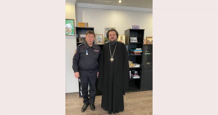 Начальник Управления полиции Якутска Николай Кульбертинов награжден юбилейной медалью Якутской Епархии