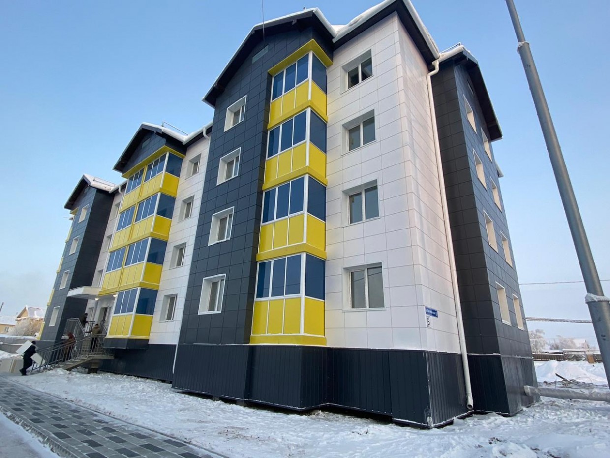 В селе Намцы торжественно ввели многоквартирные дома «АЭБ Капитал» для переселенцев из аварийного жилья