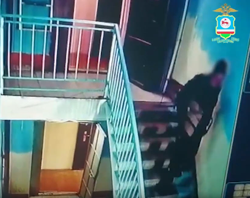 Полицией установлен подозреваемый в краже скамейки из подъезда