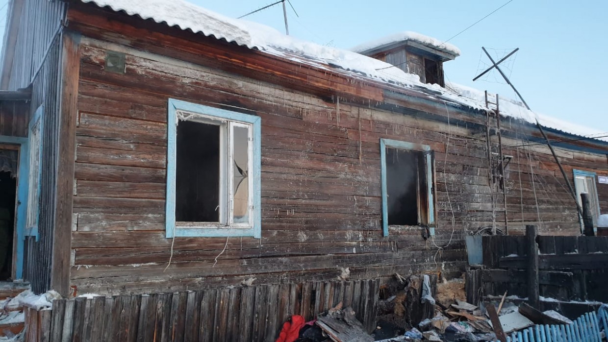 В Магане из горящего дома были вынесены двое детей в бессознательном состоянии