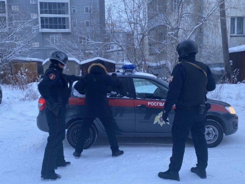 Росгвардейцы задержали жителя Якутска, искавшего закладку с наркотиками