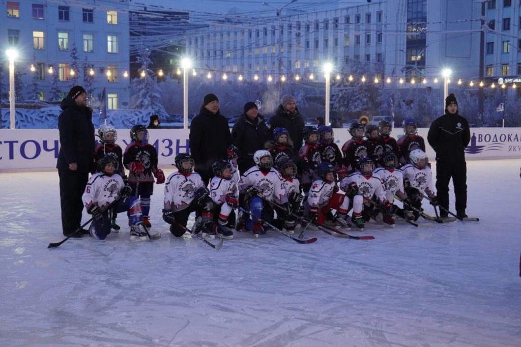 АО “Водоканал” обустроило традиционный каток на площади Ленина в Якутске