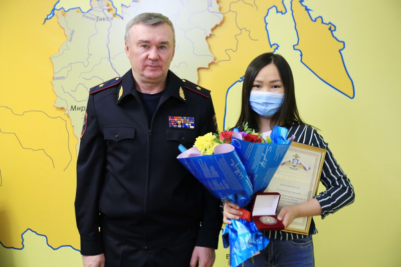 В Якутии полицейские наградили жительницу Якутска, оказавшую содействие в поиске потерявшейся третьеклассницы