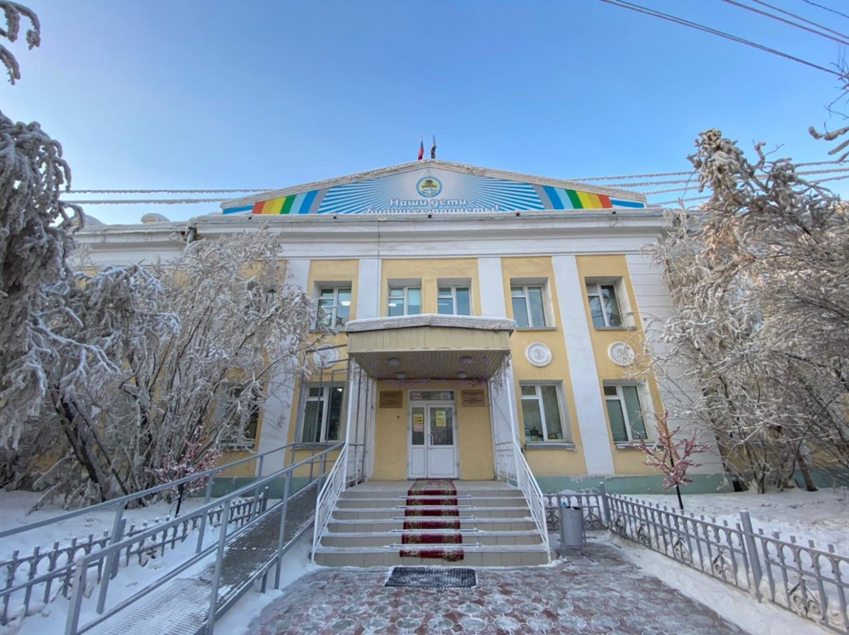 В Якутске прокуратура требует запретить обучение в школе №1