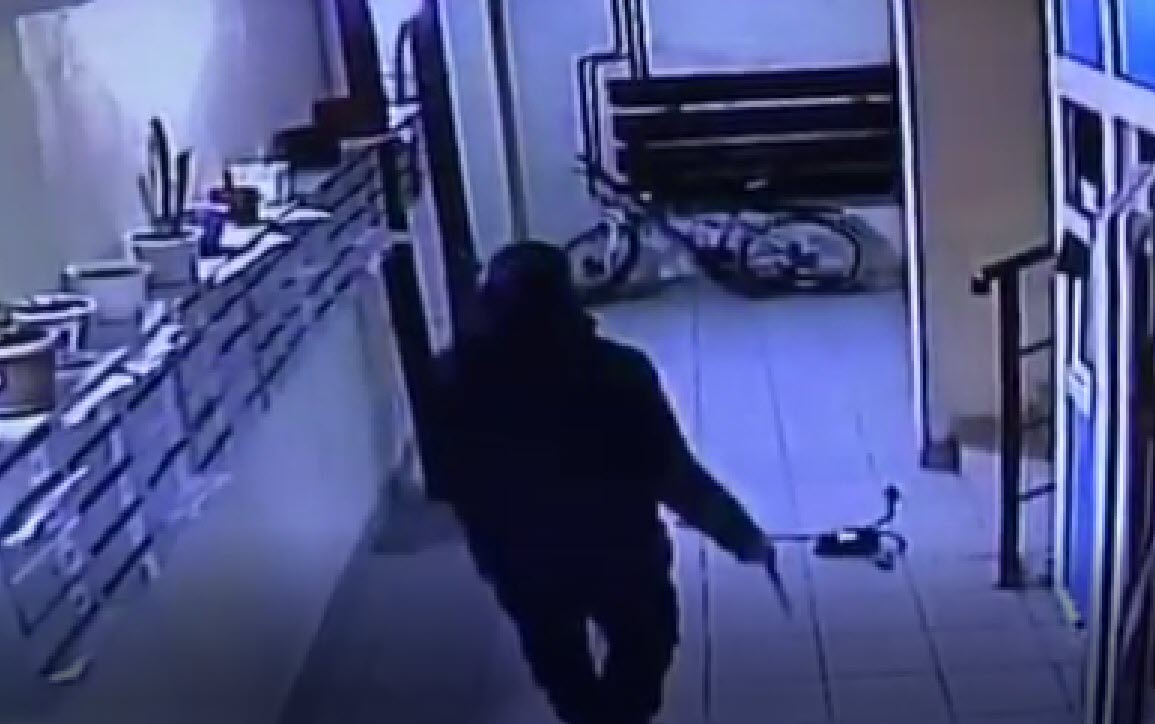 "Толкнул и забрал нож". В Якутске мужчина напал на пожилую консьержку