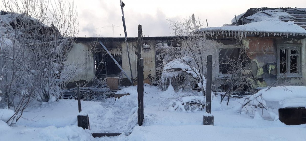 Дознаватели МЧС России устанавливают причины трагического пожара в Среднеколымске