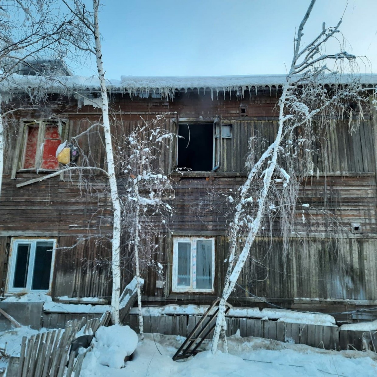 Дознаватели МЧС России устанавливают причины трагического пожара в Якутске