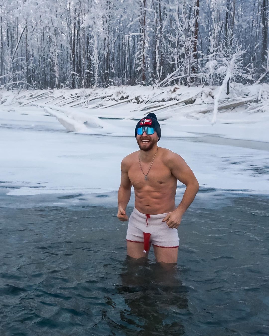 Блогер устроил аквадискотеку на Полюсе холода