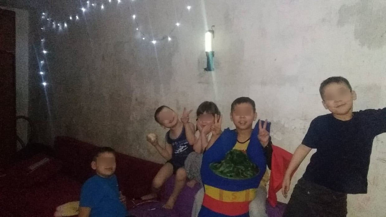 Жизнь в полумраке: В Якутске многодетная семья полгода живет без света