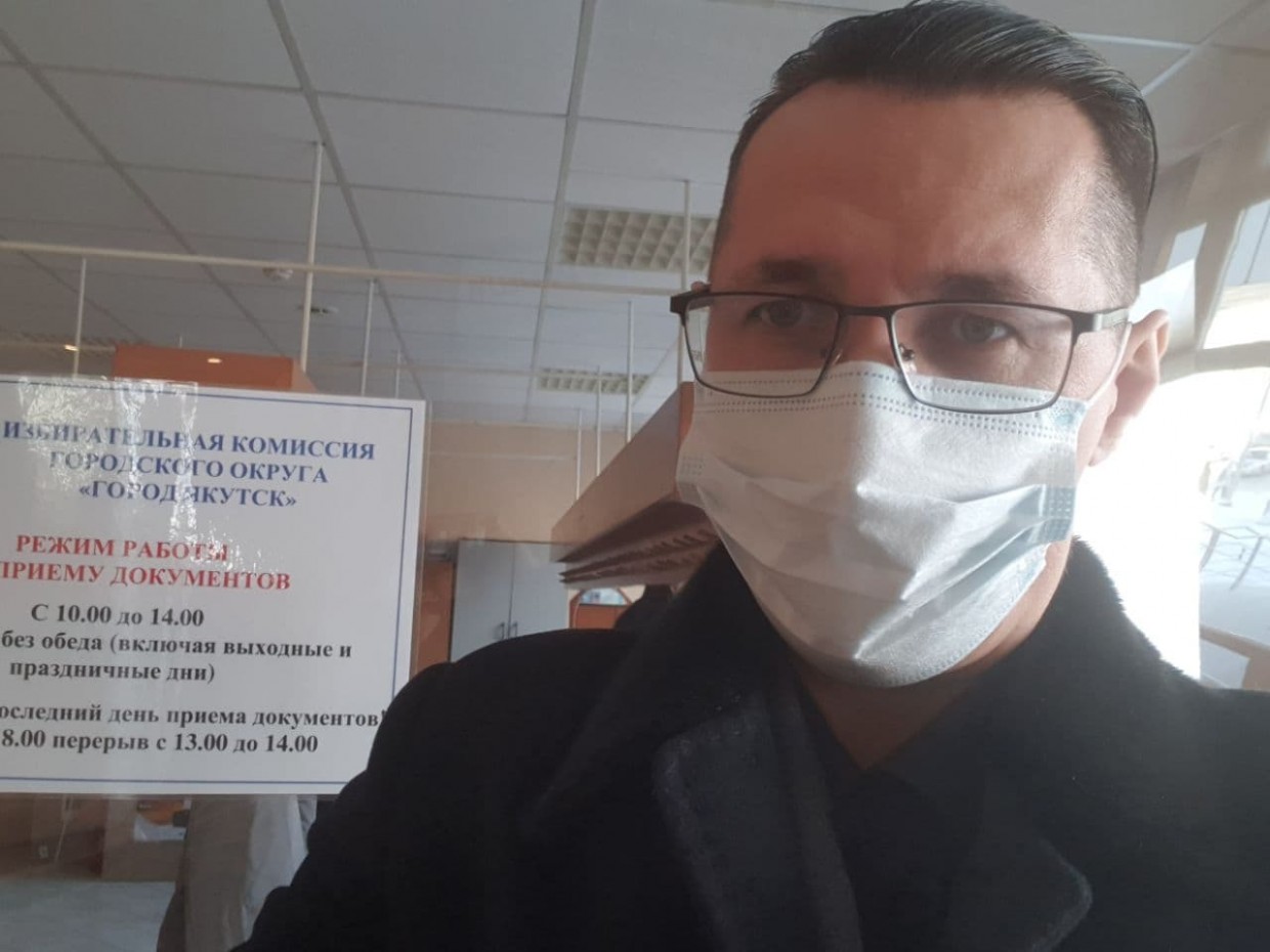 Кандидат от "СР" на выборы мэра Якутска журналист Виталий Обедин сдал документы в избирком
