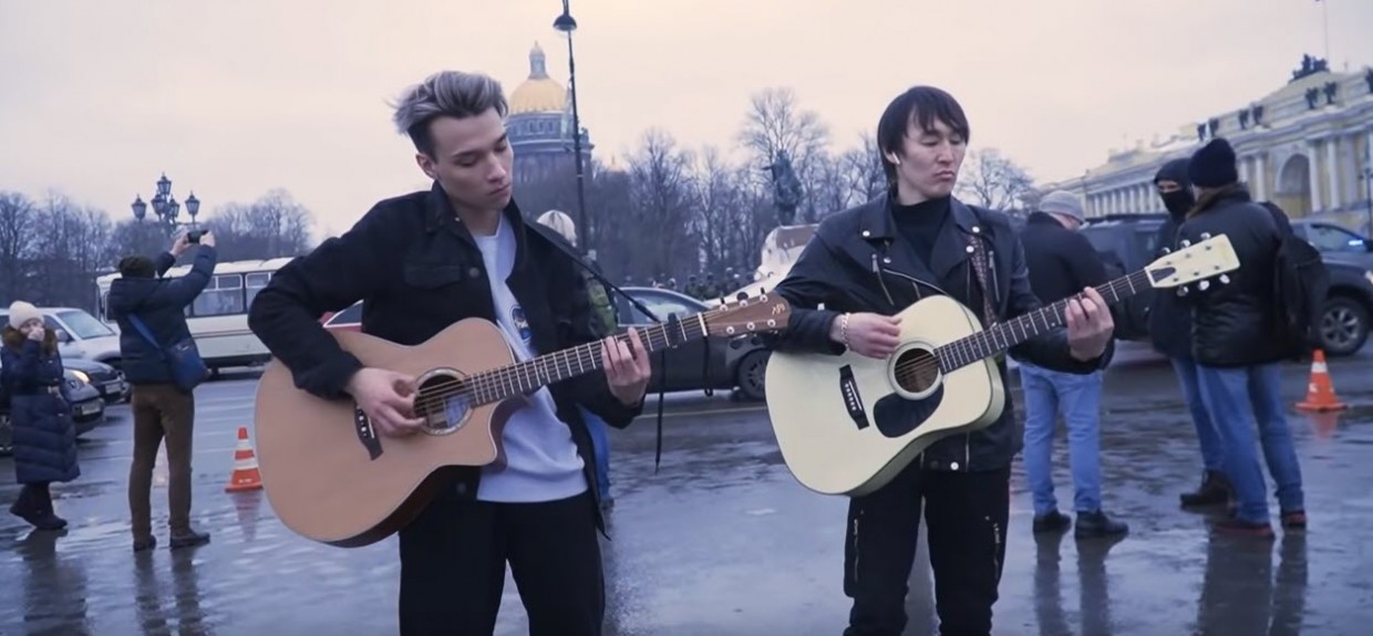 Петр Погодаев спел песню Цоя "Перемен" на улице в Санкт-Петербурге