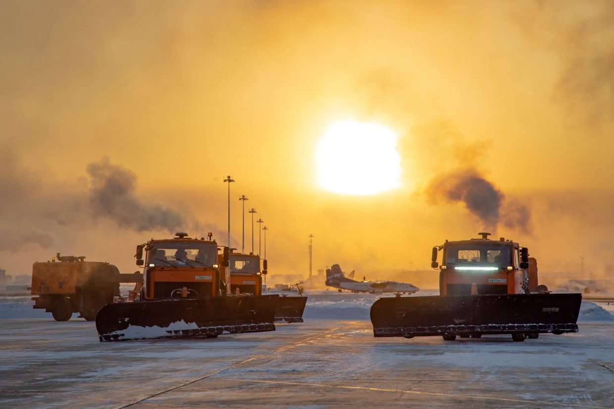 Ко Дню гражданской авиации России. На передовой - аэродромная техника