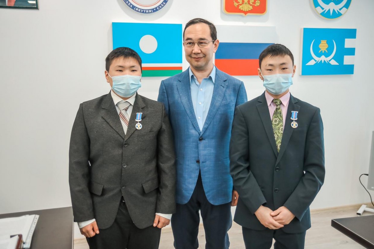 Айсен Николаев вручил братьям Наумовым награды за спасение утопающего