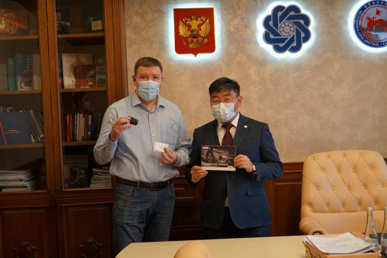 Николай Долгунов вручил автомобиль победителю акции «Своим» Антону Сидоркевичу