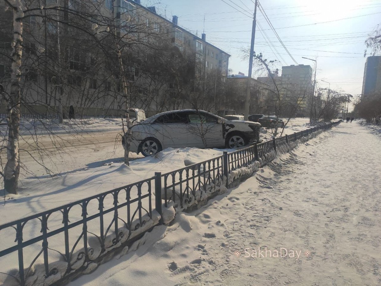 В центре Якутска автомобиль протаранил несколько машин