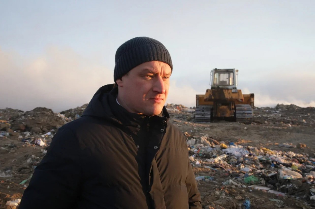 Мусорный полигон: очаг тления отсыпают песком и трамбуют бульдозерами