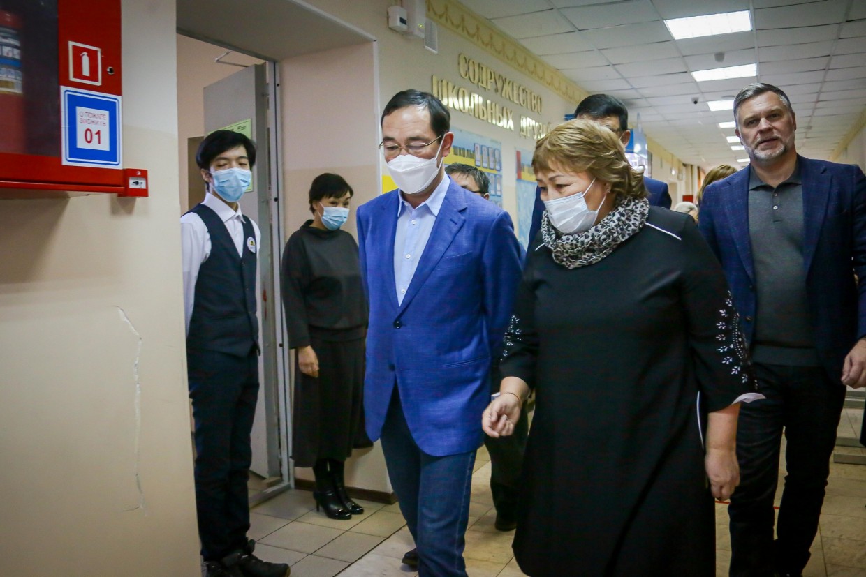 Айсен Николаев поручил правительству решить вопрос с проблемой здания СОШ №1 Якутска