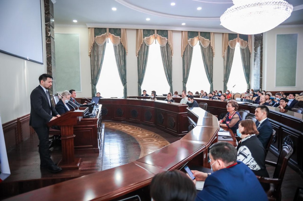 Евгений Григорьев встретился с директорами школ Якутска