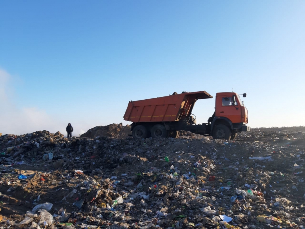 В Якутске продолжают отсыпку участков тления на мусорном полигоне