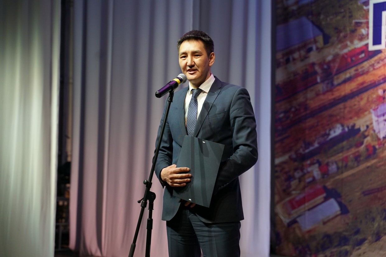 Михаил Сивцев поздравил коллектив Жатайского техникума с 65-летним юбилеем