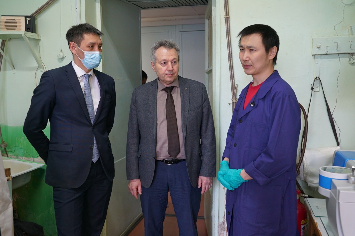 Михаил Сивцев обсудил актуальные вопросы развития науки с коллективом Института геологии алмаза и благородных металлов СО РАН