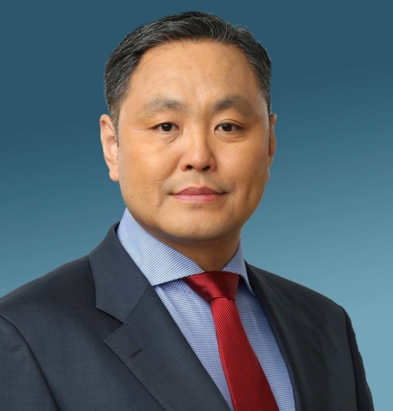 Председатель Якутской городской Думы Альберт Семенов поздравляет с Международным женским днем