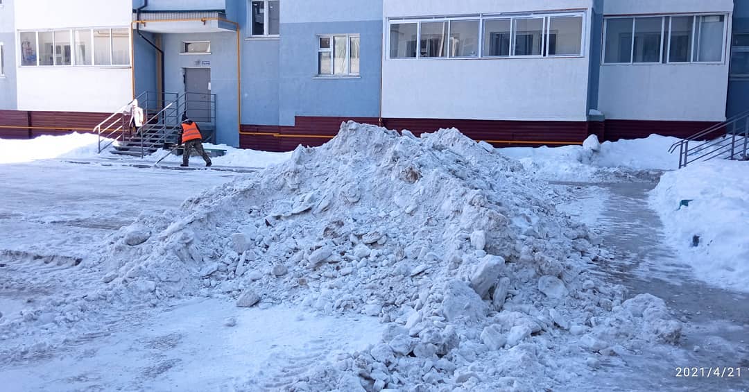 Двор мужчины, раскритиковавшего мэра Якутска, наконец, очистили от снега