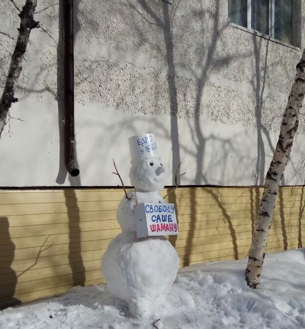 В центре Якутска у снеговика изъяли плакат и лишили ведра