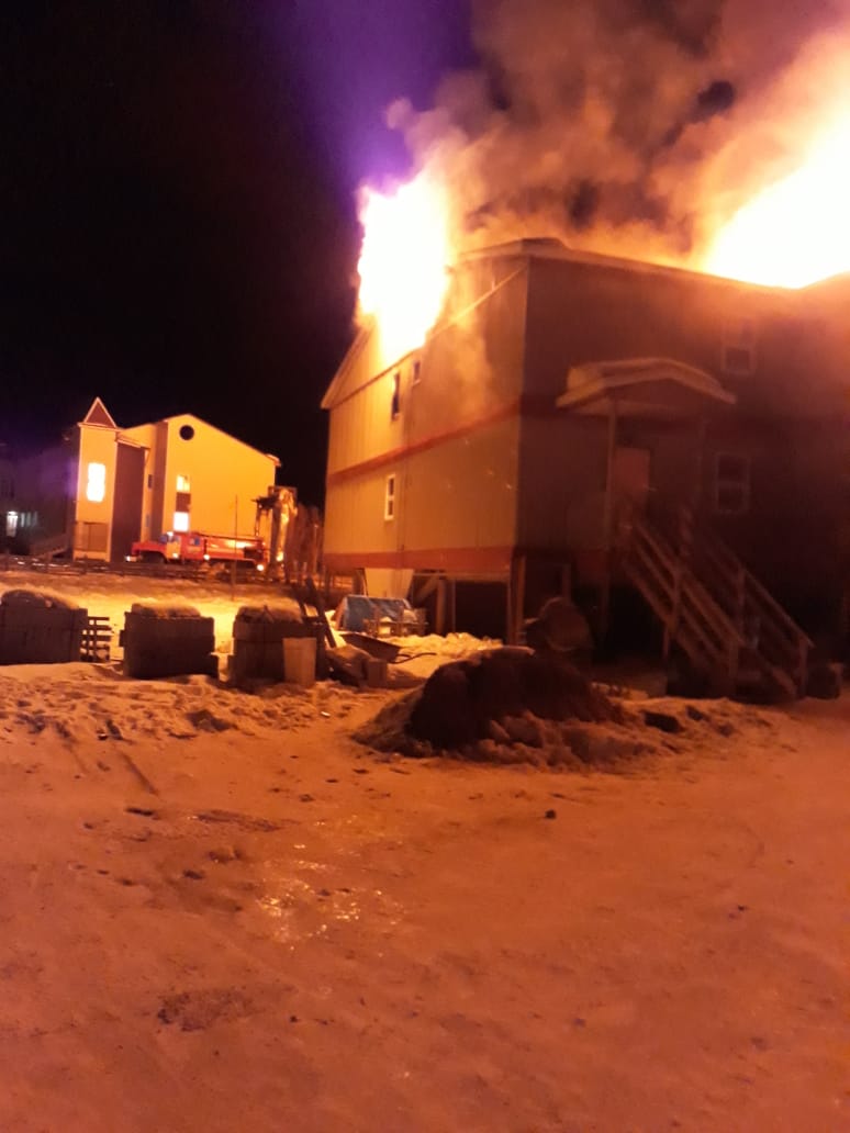 В селе в Якутии загорелся жилой дом. Четыре человека в бессознательном состоянии