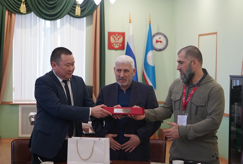 Якутяне передали главе Чечни Рамзану Кадырову якутский нож с ножнами из бычьего хвоста