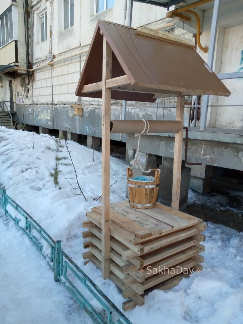 "Заметил, что сломать поделку пытаются именно женщины", - житель Якутска установил декоративный колодец