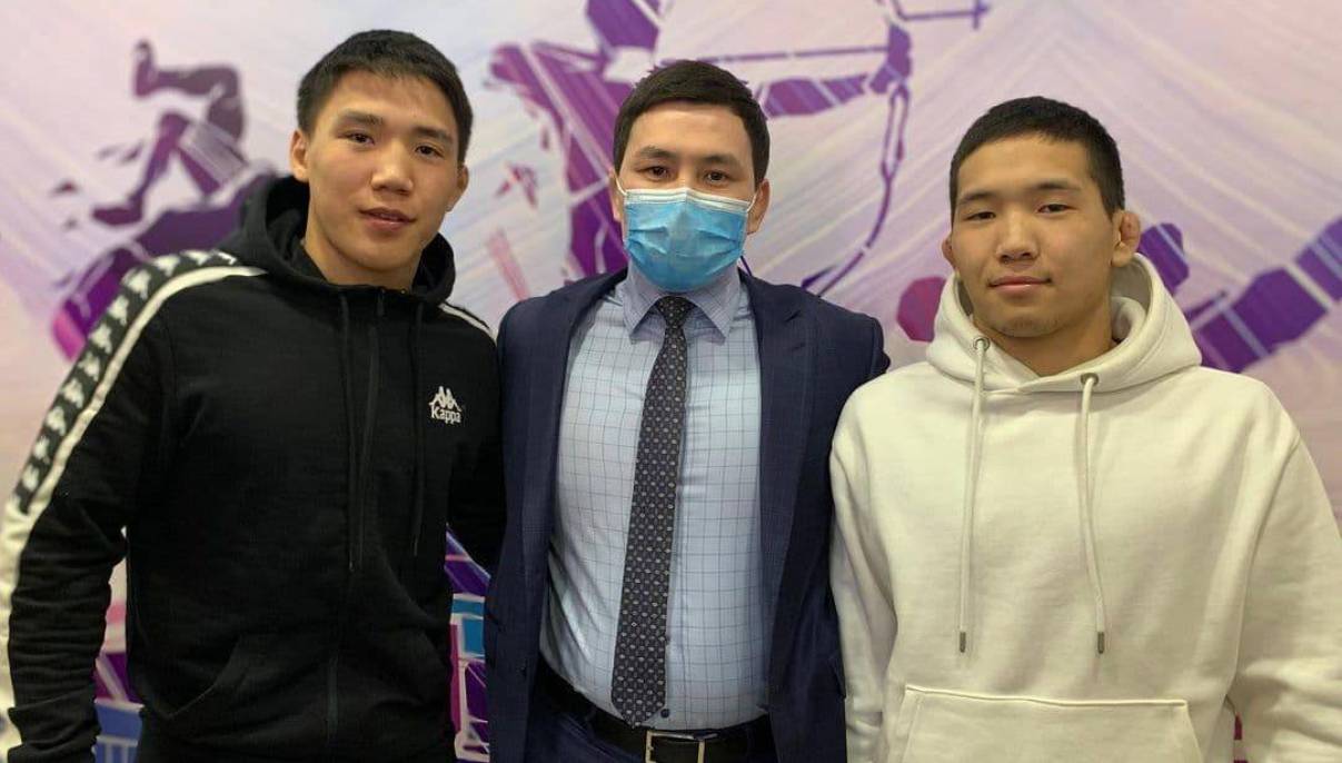 Виктор Лебедев вручил победителю первенства России по вольной борьбе 100 тысяч рублей