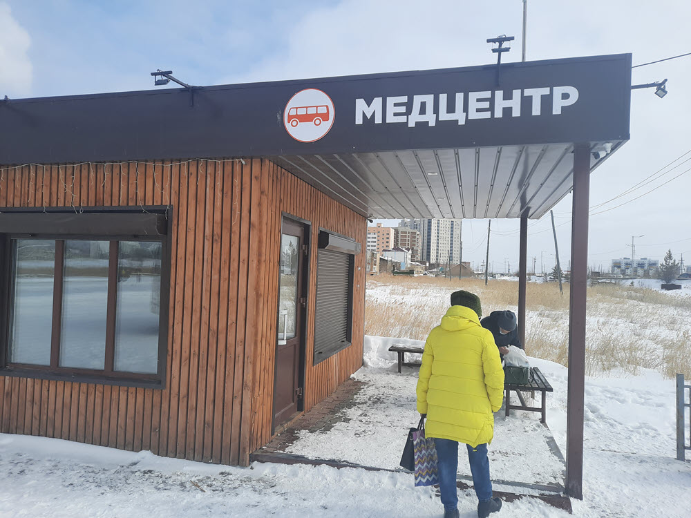 Отсутствует табло, не ездят автобусы, бомжи заняли остановку. Горожанка поделилась впечатлениями от небольшого похода