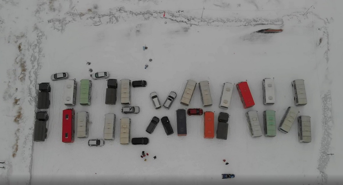 В Якутске в День космонавтики общественники составили из автомобилей слово «ПОЕХАЛИ»